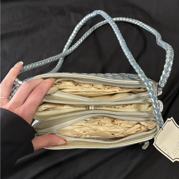 Warren Reed Stylish Blue and White Woven Handbag - Picture 5 of 6